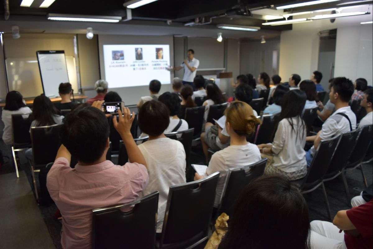 A packed workshop audience watching Johnny Wang teach